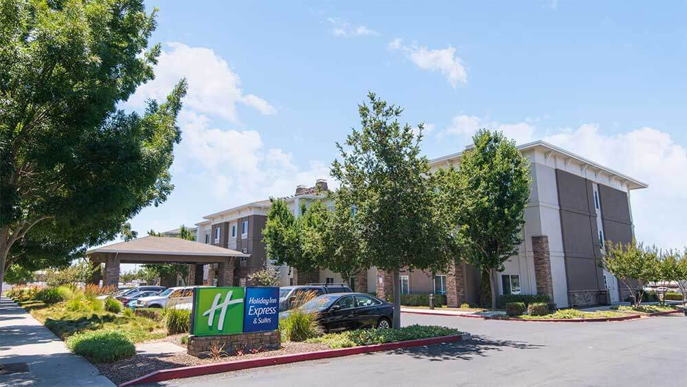 Holiday Inn Express Hotel & Suites